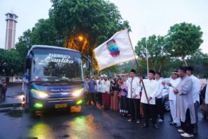 Usai Sholat Subuh, Nanang Ermanto Lepas Keberangkatan 30 Jemaah Umrah Lamsel