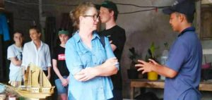 Wisatawan Asal Australia Kunjungi Desa Suak, Lihat Olahan Gula Dan Kerajinan Tangan
