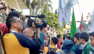 Tolak RUU Omnibus Law, Ratusan Mahasiswa Lampung ‘Gruduk’ Gedung DPRD Provinsi