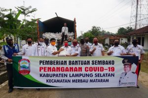 Pemkab Lamsel Bagikan Bantuan Sembako Penanganan Covid-19 di Kecamatan Merbau Mataram