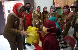 Lamsel Terima 57 Paket Bantuan Kebutuhan Spesifik Perempuan dan Anak Terdampak COVID-19