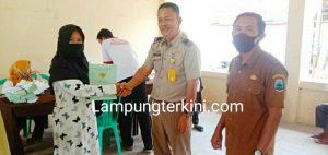 Kantah Lamsel Simbolis Serahkan Sertifikat Tanah PTSL di Desa Suak