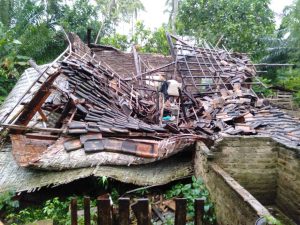 (Video) Rumah Zubaidah Warga Desa Siringjaha Lamsel Roboh di Terjang Hujan Deras di Sertai Angin