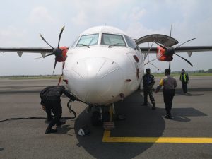 Pria Tidak Dikenal Masuki Pesawat di Areal Parkir Bandara Raden Intan ll