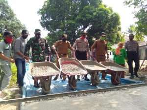 Danramil 421-07/SDM Dampingi Rabat Beton Desa Rawaselapan Lamsel