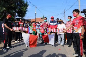 Peringati HUT RI Ke-75 di Desa Wayhui, Nanang Lepas Peserta Jalan Sehat dan Bagikan Doorprize
