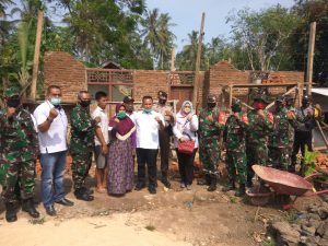 Danramil 421-07/SDM Dampingi Bupati Lamsel Berikan Bantuan Bedah Rumah
