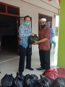 Hipni Salurkan Bantuan Untuk Warga Desa Banjar Agung Yang Isolasi Mandiri