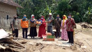 Pemkab Lamsel Salurkan Bantuan Ke Korban Rumah Roboh di Tanjung Bintang