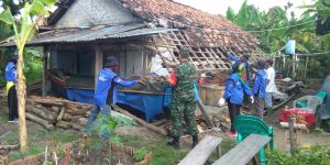 Sertu Arlin Bersama Warga Bersihkan Puing Rumah Warga Suak Yang Roboh