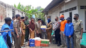 Pemkab Lamsel Salurkan Bantuan Ke Korban Rumah Roboh