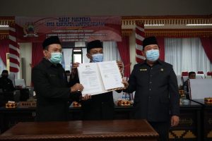 DPRD Lamsel Sahkan Raperda Perubahan APBD 2020