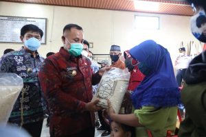 Nanang Launching Bantuan Beras Tahap II untuk 24.941 Masyarakat Terdampak Covid-19