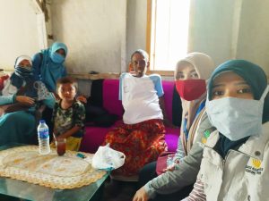 Pedamping PKH Kecamatan Sidomulyo Berikan Donasi Kepada Tomo Penderita Lever