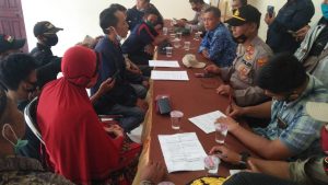 Warga Desa Sinar Palembang Lamsel Demo di Balai Desa