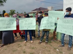 Tidak Puas Kinerjanya, Warga Desa Sinar Palembang Demo Tuntut Kepala Desa Mundur