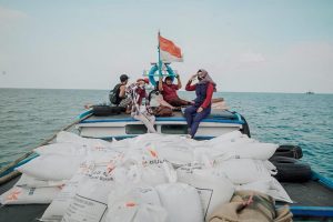 425 KPM Pulau Sebesi dan Sebuku Terima Bantuan Sosial Beras