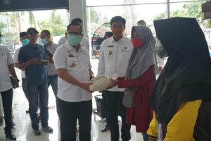 Sulpakar Bagikan 1.848 Beras 5 Kg Secara Simbolis di Kecamatan Palas