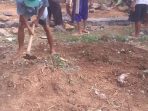 Warga Desa Bandardalam Gotong-royong Bangun TPA