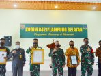 Danrem 043/Gatam Beri Penghargaan Dua Prajurit Kodim 0421/LS Yang Mengamankan Narkoba