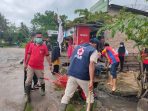 Antisipasi Banjir, Relawan PMI dan PMR Bersihkan Selokan di Desa Kunjir
