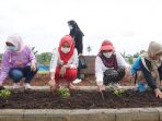 TP PKK Tanam Bunga Dikebun Edukasi Pemkab Lamsel