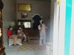 Lingkungan Desa Seloretno di Semprot Disinfektan