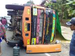 Ban Pecah dan Baut Roda Patah, Fuso Muat Pur Terguling di Desa Sukamarga