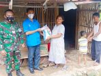 Serda Heri Indarto Bersama Manager PT. Citra Permata Utama Berikan Sembako Ke Warga Desa Bandar Dalam