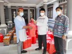 Ketua DPRD Lamsel Bagikan Ribuan Paket Buka Puasa