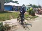 Mbah Yasmin Kayuh Ontelnya ke Aula Desa Sidodadi Ikut Vaksinasi