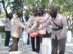 Peringati HUT ke-73, Polwan Polres Lamsel Ziarah ke TMP Kusuma Bangsa Kalianda