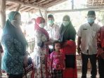Istri Bupati Lamsel Berikan Bantuan Penderita Glaukoma Warga Desa Campangtiga