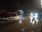 Diguyur Hujan Deras, Siring Mampet Ruas Jalan Labuhan Desa Suak Banjir