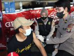 Cegah Cluster Baru, Polres Lamsel Vaksinasi ABK dan Penumpang Kapal di Bakauheni
