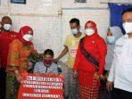 Bunda Winarni Berikan Bantuan Kursi Roda Untuk Warga Sidomulyo Penyandang Disabilitas