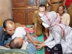 Bunda Winarni Berikan Bantuan Untuk Warganya yang Alami Lumpuh dan Gagal Tumbuh