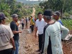 Anggota Komisi III DPRD Lamsel Farizal Purba Bersama Warga Desa Tanjungratu Gotongroyong Cor Jalan yang Rusak