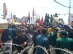 Ribuan mahasiswa dan elemen masyarakat yang tergabung dalam Aliansi Lampung Memanggil (ALM), menngelar aksi unjuk rasa (unras) di depan Gedung DPRD Provinsi Lampung,  Rabu (13/4/2022).