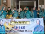 Menyambut Hari Ibu Ke-94, TP PKK Kabupaten Lampung Selatan Bagikan Sembako Kepada Masyarakat