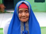 Nenek Bunek (70) menyampaikan ungkapan terima kasih mendapat bantian program bedah rumah dari Korem 043 Gatam