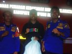 Damkar Lampung Selatan Evakuasi Sarang Lebah Vespa Affinis