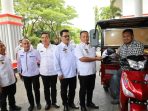 Bupati Lampung Selatan Serahkan Bantuan Kendaraan Roda Tiga kepada Penderita Disabilitas