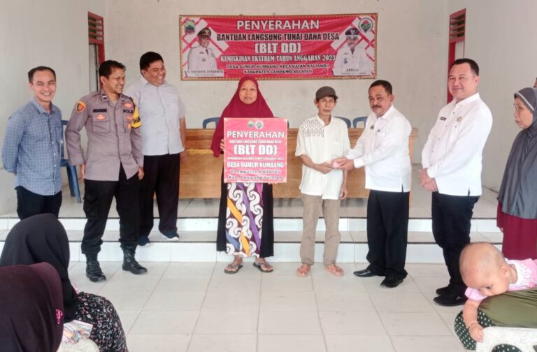 Penyaluran BLT-DD Triwulan Tahap III, foto : Tubagus Muhklas