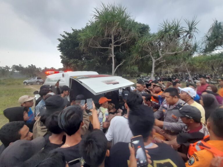 Evakuasi korban tenggelam di pantai Keramat Desa Suak, Foto : Agung Jalu