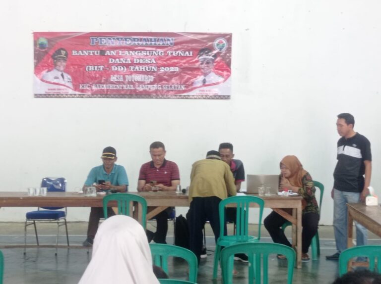 Pemdes Totoharjo Salurkan BLT-DD Triwulan Tahap 3, foto : Tubagus Muhklas