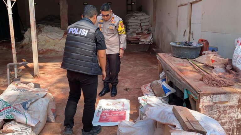 Penggerebekan gudang pembuatan pupuk palsu di Lampung Selatan, foto : Tubagus Muhklas