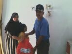 Aulia, salah satu penyandang disabilitas  warga Sukajadi, Kelurahan Bumi Agung, Kecamatan Kalianda diberikan bantuan paket sembako pada Anniversary ke-5 tahun media lampungterkini.id