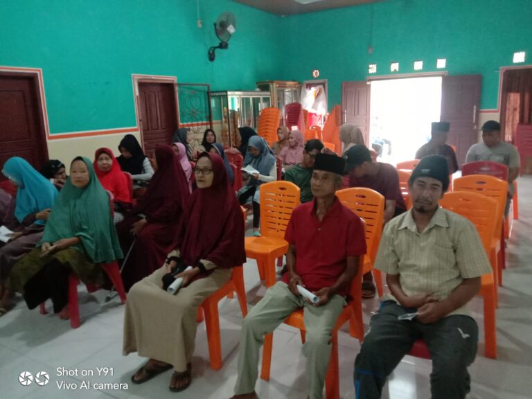 Pemdes Pauh Tanjung Iman salurkan BLT-DD Triwulan Tahap IV kepada 31 KPM, foto : Tubagus Muhklas