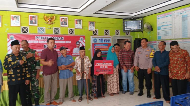 Penyaluran BLT-DD di Desa Babulang, foto : Agus